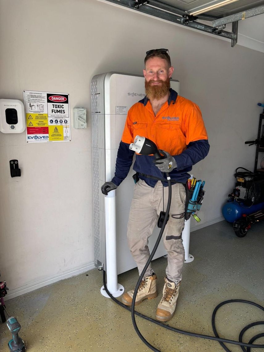 evolved-solar-loganholme-master-electrician-dc-charger.jpg