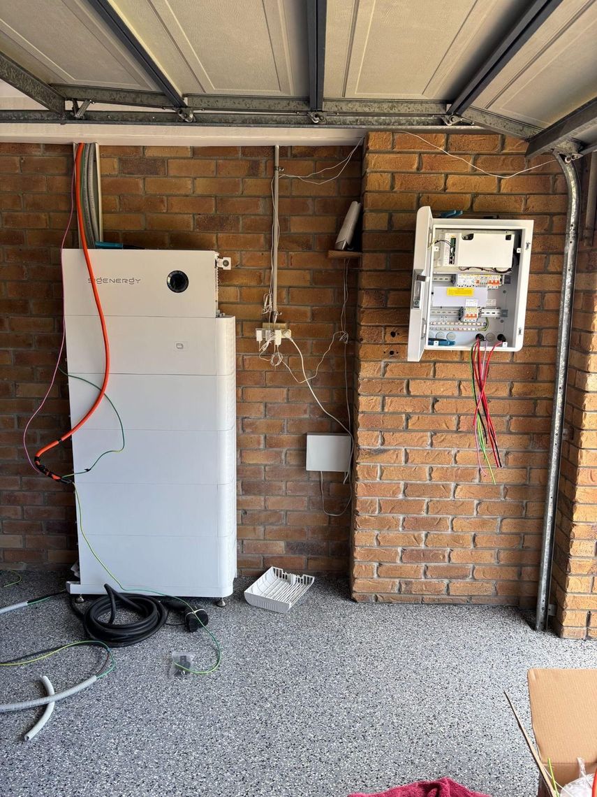 evolved-solar-molendinar-battery-and-switchboard-wiring.jpg